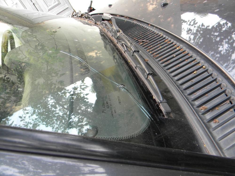Xử lý kính chắn gió xe ô tô bị rạn nứt như thế nào?