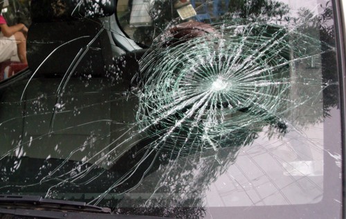 Xử lý kính chắn gió xe ô tô bị rạn nứt như thế nào?