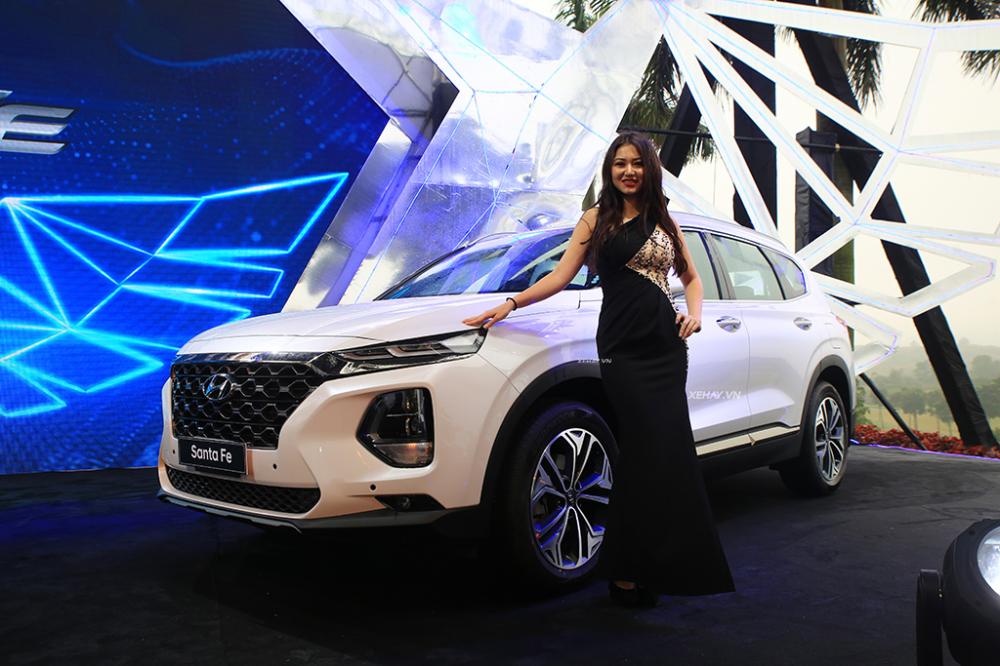 Hyundai Santa Fe 2019 màu trắng bên cạnh người mẫu mặc áo màu đen