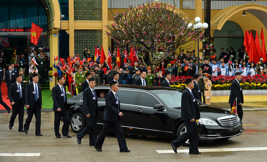 Vì sao Chủ tịch Triều Tiên đến Hà Nội bằng Mercedes S600, không phải tàu bọc thép? a1