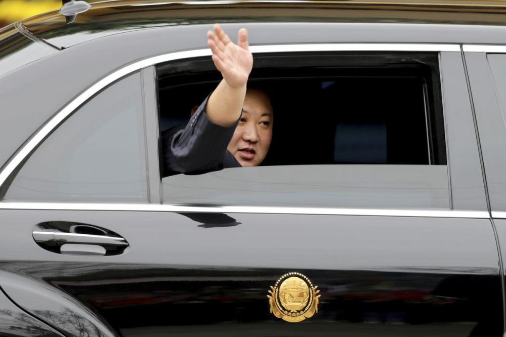 Vì sao Chủ tịch Triều Tiên đến Hà Nội bằng Mercedes S600, không phải tàu bọc thép? a8