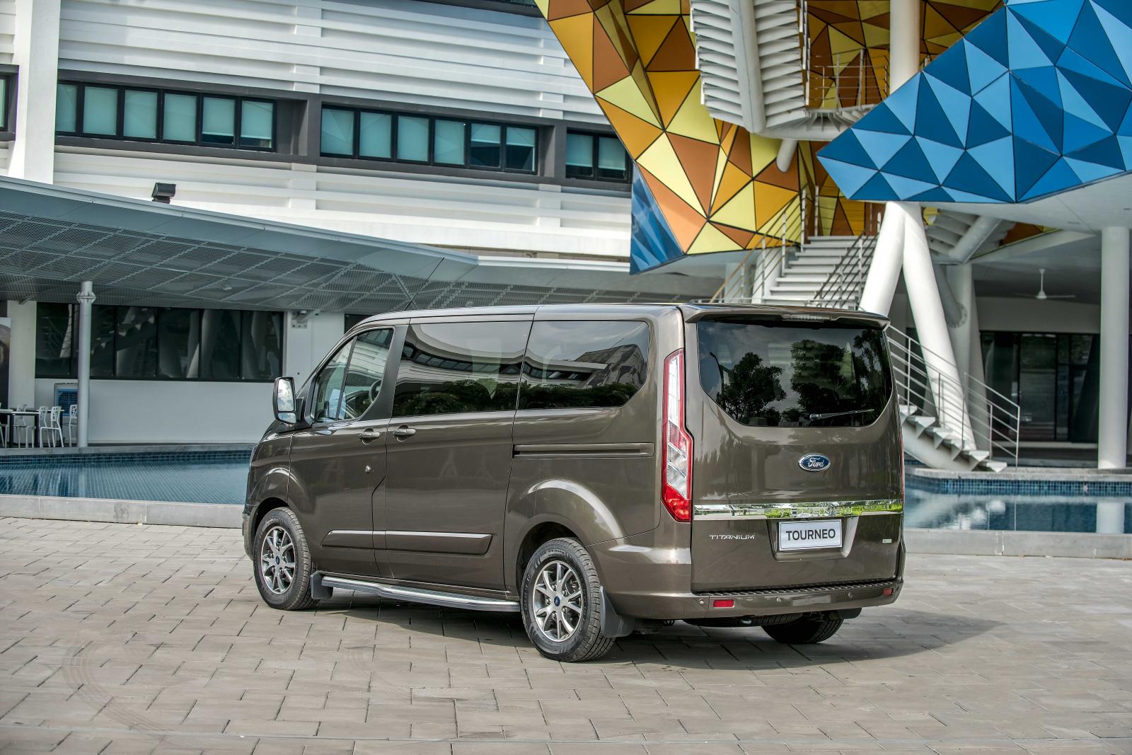 Ford Tourneo 2019 ra mắt tại Việt Nam với 2 phiên bản, giá bán từ 999 triệu đồng 2