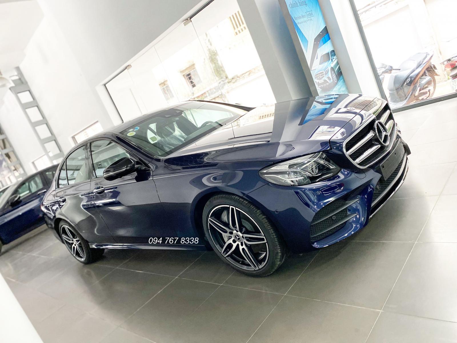 Bán xe Mercedes E300 AMG đời 2019, màu xanh lam