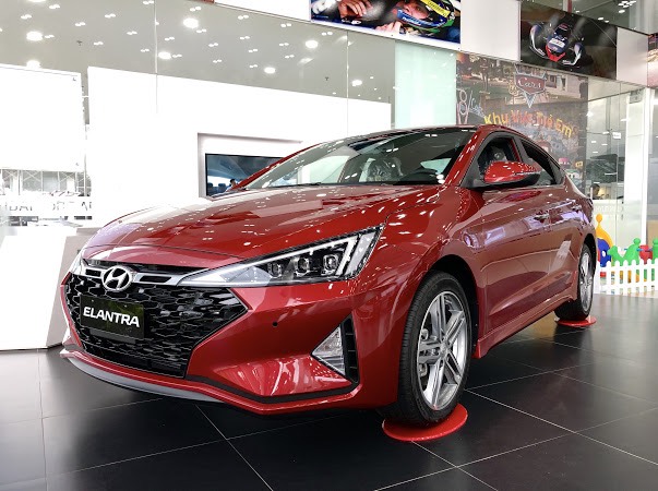 Bán xe Hyundai Elantra 2.0 AT 2021, màu đỏ