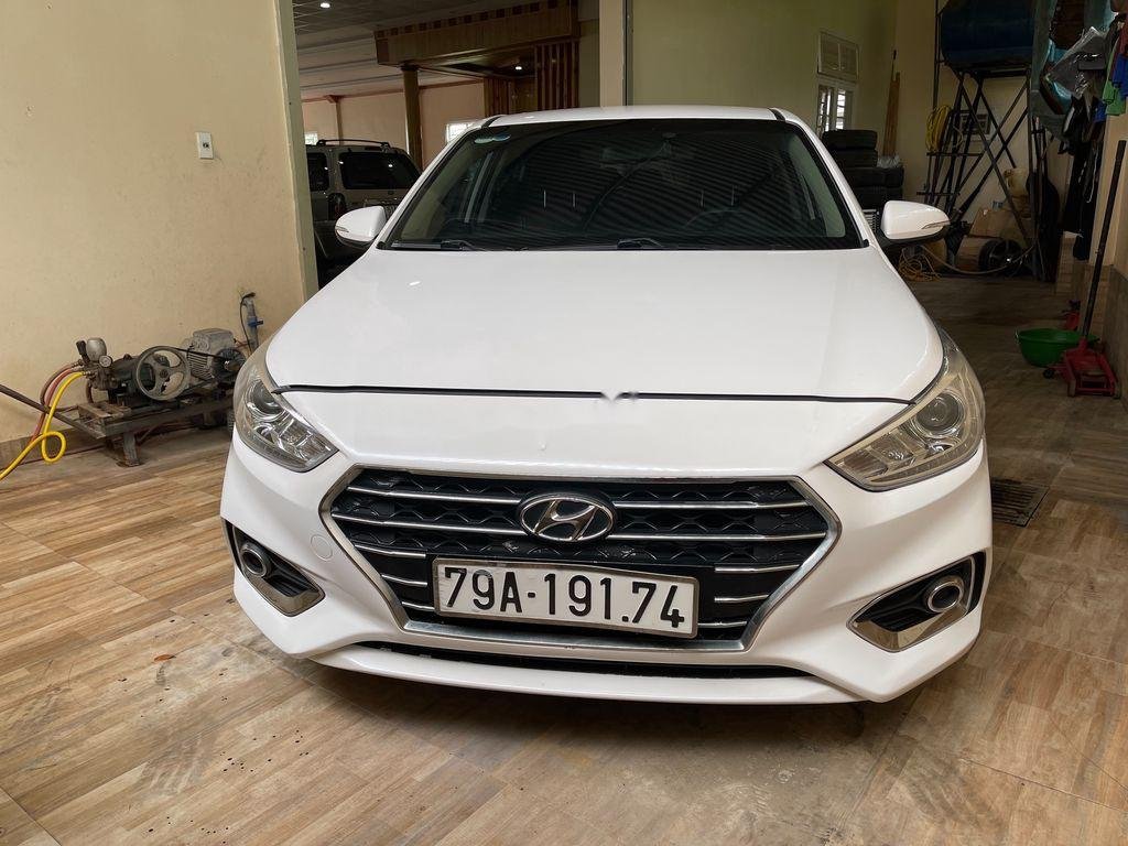 Cần bán Hyundai Accent AT năm 2018, màu trắng