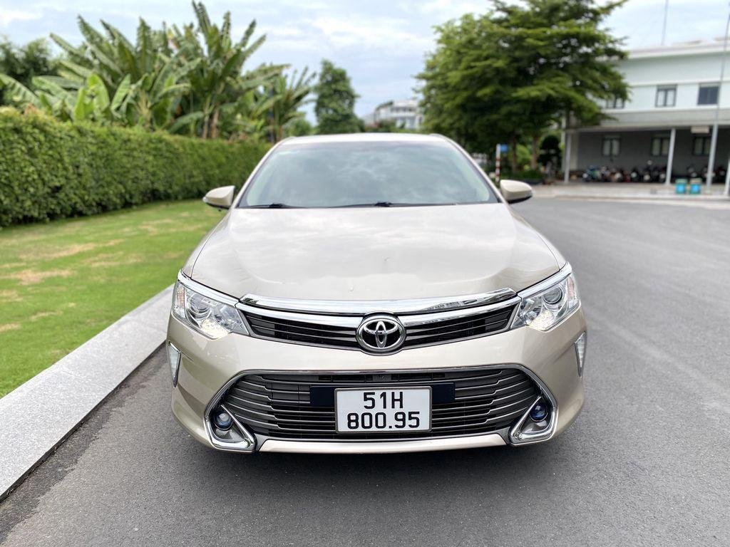 Cần bán gấp Toyota Camry sản xuất 2016, màu bạc  