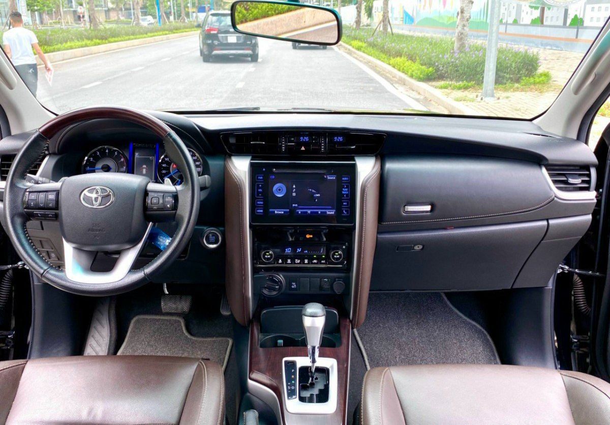 Cần bán gấp Toyota Fortuner AT 4x4 đời 2019, màu đen, nhập khẩu 