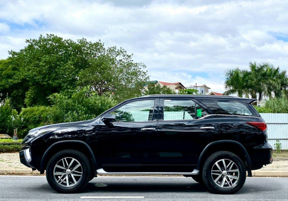 Cần bán gấp Toyota Fortuner AT 4x4 đời 2019, màu đen, nhập khẩu 