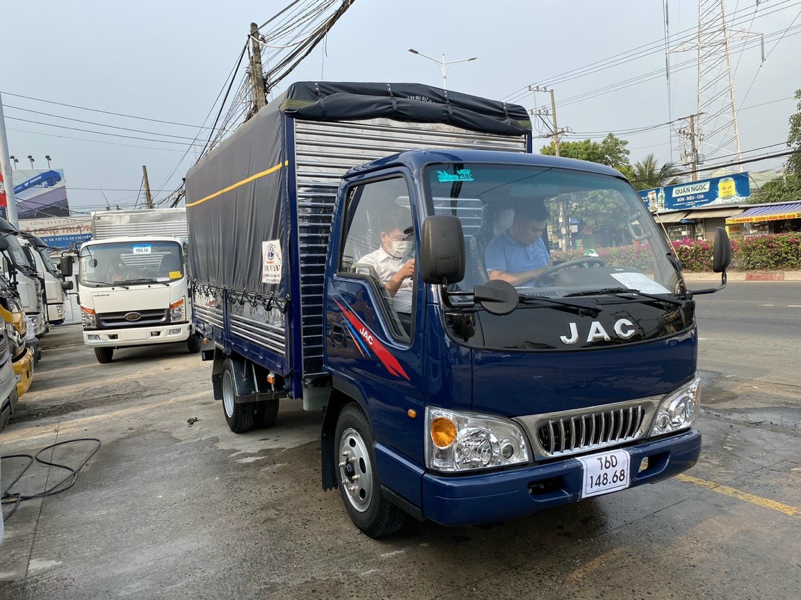 Gía xe tải Jac L240 2t45 thùng dài 3m7 