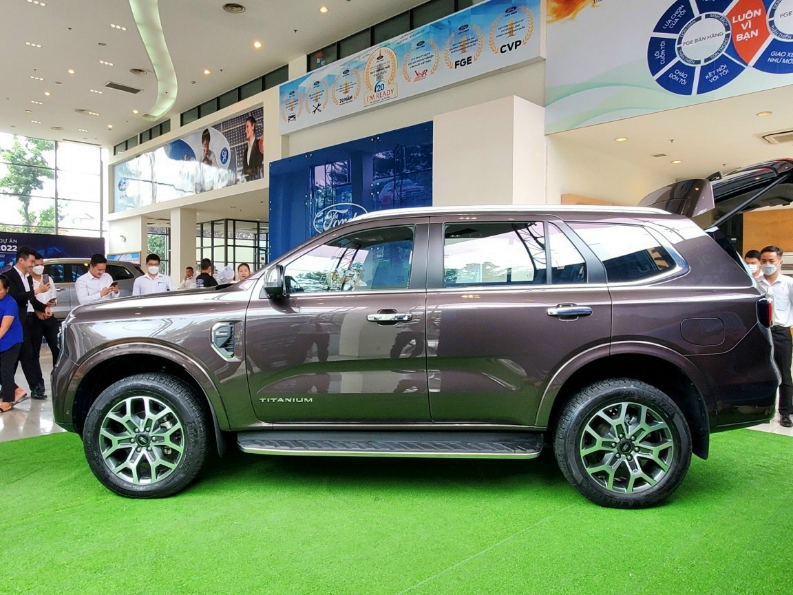 FORD EVEREST FOM 2023- GIAO XE THÁNG 9