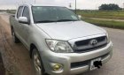 Toyota Hilux 2010 - Cần bán gấp Toyota Hilux đời 2010, màu bạc, giá chỉ 320 triệu