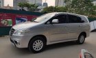 Toyota Innova E 2013 - Cần bán Toyota Innova E sản xuất 2013, màu bạc xe gia đình chính chủ