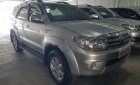 Toyota Fortuner 2.7V 4x4 AT 2010 - Bán xe Toyota Fortuner 2.7V 4x4 năm sản xuất 2010, màu bạc, xe gia đình