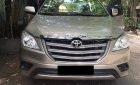 Toyota Innova E 2016 - Bán Toyota Innova E đời 2016, màu vàng, số sàn