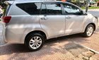 Toyota Innova 2.0 E  2017 - Cần bán Toyota Innova 2.0 E năm sản xuất 2017, màu xám xe gia đình