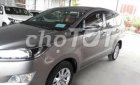 Toyota Innova 2017 - Cần bán lại xe Toyota Innova sản xuất năm 2017, màu xám, giá 855tr