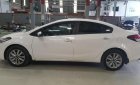 Kia Cerato 1.6 MT 2017 - Bán Kia Cerato 1.6 MT đời 2017, màu trắng chính chủ giá cạnh tranh