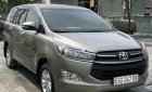 Toyota Innova 2.0E 2017 - Bán Toyota Innova 2.0E đời 2017, màu vàng cát