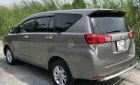 Toyota Innova 2.0E 2017 - Bán Toyota Innova 2.0E đời 2017, màu vàng cát