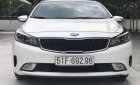 Kia Cerato 1.6MT 2016 - Cần bán Kia Cerato 1.6MT đời 2016, màu trắng xe gia đình 