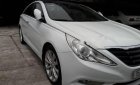Hyundai Sonata 2.0 AT 2011 - Cần bán Hyundai Sonata 2.0 AT sản xuất 2011, màu trắng số tự động, giá tốt