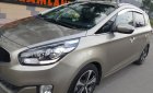 Kia Rondo GAT 2.0 AT 2015 - Bán Kia Rondo GAT 2.0 AT số tự động, model 2016, đời T12/2015, màu vàng cát mới 95%