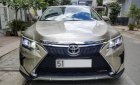 Toyota Camry AT 2016 - Bán Toyota Camry AT đời 2016 màu vàng cát, mới 99%