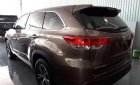 Toyota Highlander LE 2.7 2017 - Bán chiếc xe Toyota Highlander 2.7 LE tháng 2- 2017 màu cà phê cực đẹp