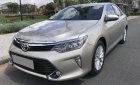 Toyota Camry 2.0E 2018 - Bán gấp Camry tự động 2.0E đk 4/2018 màu ghi bạc xe như mới