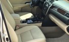 Toyota Camry 2.0E 2018 - Bán gấp Camry tự động 2.0E đk 4/2018 màu ghi bạc xe như mới