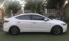 Hyundai Elantra 2017 - Gia đình cần bán Elentra 2017 đk 2018, số sàn, màu trắng đẹp long lanh gà chanh