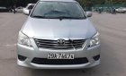 Toyota Innova 2.0E 2013 - Bán Toyota Innova 2.0E sản xuất năm 2013, màu bạc số sàn giá cạnh tranh