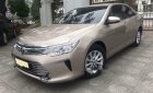 Toyota Camry 2.0 AT 2016 - Cần bán xe Toyota Camry 2.0 AT năm sản xuất 2016, màu vàng cát, giá chỉ 877 triệu