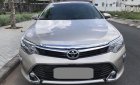 Toyota Camry 2.0E 2018 - Bán gấp Toyota Camry 2.0 màu vàng cát, tự động, full option