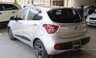 Hyundai Grand i10 1.2AT 2017 - Cần bán Hyundai Grand i10 1.2AT sản xuất năm 2017, màu bạc, giá tốt