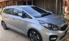 Kia Rondo GAT 2.0 2017 - Cần bán lại xe Kia Rondo GAT 2.0 năm 2017, màu bạc xe gia đình