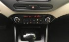 Kia Rondo GAT 2.0 2017 - Cần bán lại xe Kia Rondo GAT 2.0 năm 2017, màu bạc xe gia đình