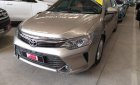 Toyota Camry 2.0E 2016 - Cần bán Toyota Camry 2.0E sản xuất năm 2016, màu vàng số tự động, giá chỉ 950 triệu