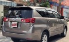 Toyota Innova 2.0G 2017 - Cần bán gấp Toyota Innova 2.0G đời 2017, màu xám số tự động, giá 785tr