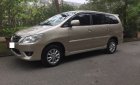 Toyota Innova 2.0E 2012 - Gia đình cần bán chiếc xe ô tô Toyota Innova 2.0E màu ghi vàng, SX 2013