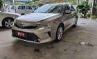 Toyota Camry 2.0E 2017 - Bán Camry 2.0E 2017, nâu vàng, 910tr (còn thương lượng) có vay, liên hệ Trung 0789 212 979 để được giảm giá mạnh ạ