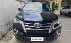 Toyota Fortuner V 4x2 2017 - Bán Fortuner V 1 cầu 2017 (màu đen). Lướt 19.155km, máy xăng số tự động, 1 đời chủ giám đốc đi giữ kỹ, giảm ngay 30tr