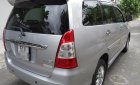 Toyota Innova E 2013 - Bán xe Toyota Innova E năm 2013, màu bạc còn mới