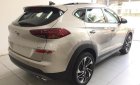 Hyundai Tucson 1.6 AT Turbo 2019 - Bán Hyundai Tucson 1.6 AT Turbo đời 2019, màu vàng, giá 910tr