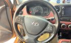 Hyundai Grand i10   2016 - Cần bán lại xe Hyundai Grand i10 1.2AT năm 2016, màu vàng, nhập khẩu  