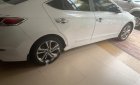 Hyundai Elantra 2018 - Cần bán gấp Hyundai Elantra 2018, màu trắng số tự động, 610 triệu xe còn mới nguyên