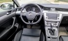Volkswagen Passat 2017 - Cần bán nhanh chiếc xe Volkswagen Passat BM Comfort đời 2017, màu đen - Giá cạnh tranh