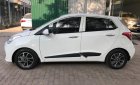 Hyundai Grand i10 2017 - Bán xe Hyundai Grand i10 1.2 AT năm 2017, màu trắng chính chủ, giá 375tr