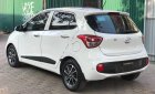 Hyundai Grand i10 2017 - Bán xe Hyundai Grand i10 1.2 AT năm 2017, màu trắng chính chủ, giá 375tr