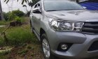 Toyota Hilux 2.4E 4x2 MT 2017 - Bán Toyota Hilux 2.4E 4x2 MT đời 2017, màu bạc, nhập khẩu nguyên chiếc còn mới